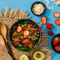 Клубничный салат с кокосовой стружкой  и цитрусовым соусом