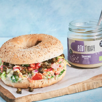 Bagelid värske köögiviljasalati ja tahini-kastmega