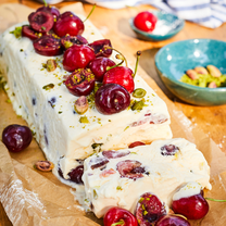 Citrona, ķiršu un pistāciju semifreddo
