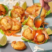 Kookoshelvestes paneeritud krevetid