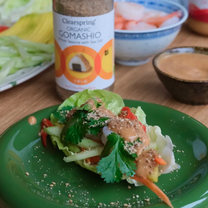 Dārzeņu un garneļu laiviņas ar umami mērci