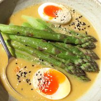 Спаржа с мисо и яйцом