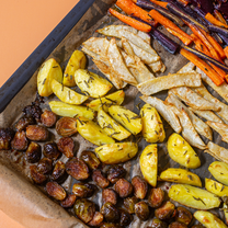 Orkaitėje keptos sezoninės daržovės su žolelėmis