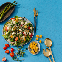 Cēzera salāti ar sparģeļiem, polentas grauzdiņiem un ajoli mērci