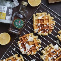 Вафли с маком, лимонным кремом и кленовым сиропом