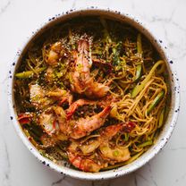 Idamaine pastasalat tiigerkrevettidega küüslaugu- ja sidrunimarinaadis