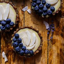 Tartaletės su šilkiniu tofu ir uogomis