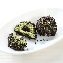 Суперзакуска – шарики из тофу с матча, семенами чиа и черным кунжутом