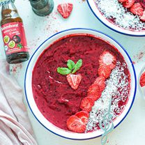 Sāts ogu, mango un pasifloras augļu smūtijs