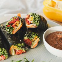 Свежие роллы из нори с майонезом из тофу и ореховым соусом