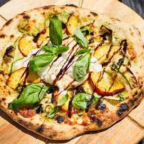 Pitsa suvikõrvitsa, virsikute ja burrata juustuga