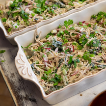 Mereköögiviljade ja SOBA pastasalat maapähklikastmega