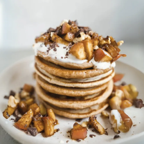 Speltas pankūkas ar ceptiem āboliem