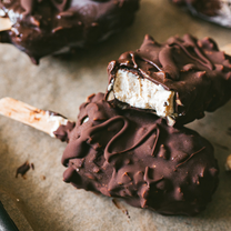 Snikeriniai sūrio pyrago ledai