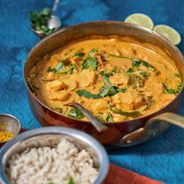 Veganiškas raudonasis karis su žiediniais kopūstais ir bulvėmis