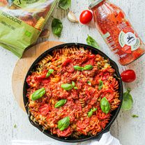 Makaronų apkepėlė su pomidorais ir mocarela