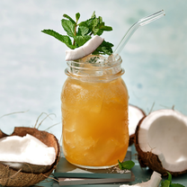 Nealkoholinis kokosų ir mėtų kokteilis