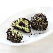 Superkąsniai – tofu rutuliukai su matcha, chia ir juodaisiais sezamais