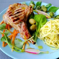 Grilētas teļa gaļas ribiņas ar ķiplokiem