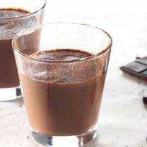 Kuum tumeda šokolaadi jook meega