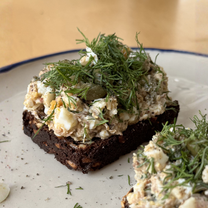 Rudzu maizes grauzdiņš ar sardīnēm un olu