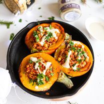 Įdaryti moliūgai su avinžirniais, rudaisiais ryžiais ir tahini padažu