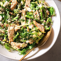 Sparģeļu un vistas salāti ar fetas sieru