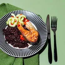 Must riis lõhega miso glasuuris ja tšilli-kurkidega