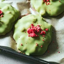 Külmutatud maasika ja matcha dessert