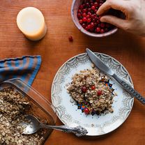 Веганский песочный пирог с яблоками и клюквой, без глютена