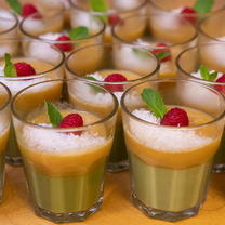 Matcha panna cotta ar mango biezeni