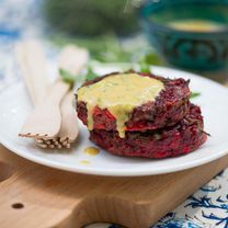 Raudonųjų ryžių ir burokėlių burgeriai su padažu