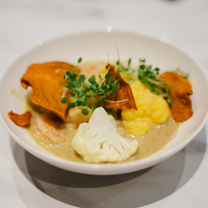 Žaliasis karis su mung dal pupelėmis, krevetėmis, saldžiųjų bulvių traškučiais ir garintais žiediniais kopūstais