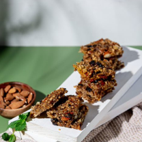 Ryžių pusryčių batonėliai su džiovintais vaisiais ir riešutais