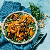 Moliūgų salotos su cinamonu, gražgarste ir riešutais