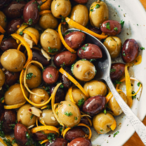 Citrusaugļos marinētas olīvas