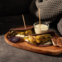 Linsēklu tortiljas ar avokado krēmu un dārzeņiem