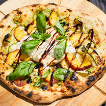 Pica ar kabaci, persikiem un burratas sieru