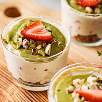 Varškės ir pistacijų pusryčių desertas su braškėmis