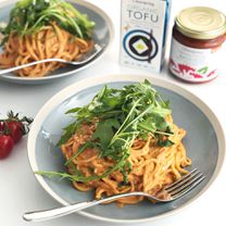 Spagečiai su kreminiu tofu ir pomidorų padažu „Carbonara“