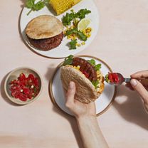 Бургеры в пите с растительным фаршем и острым соусом