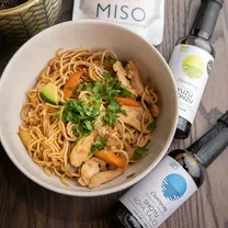 WOK makaroni ar vistu