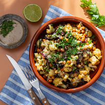 Cepta ziedkāposta salāti ar tahini mērci un laimu