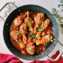 Куриные ножки на одной сковороде с орехово-сливочным соусом