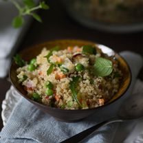 Салат с киноа (кинвой), овощами и сыром фета