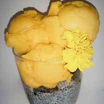 Chia pudingas su mėlynėm ir mango ledais