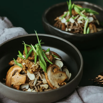 Tatraspagetid seente ja mandlikastmega