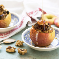 Cepti āboli ar kaltētiem augļiem un riekstiem