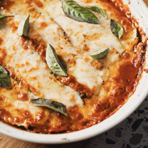 Kabaču, tomātu un siera sacepums