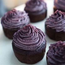 Šokoladiniai keksiukai su migdolų ir gervuogių kremu (be pieno, miltų, kiaušinių)